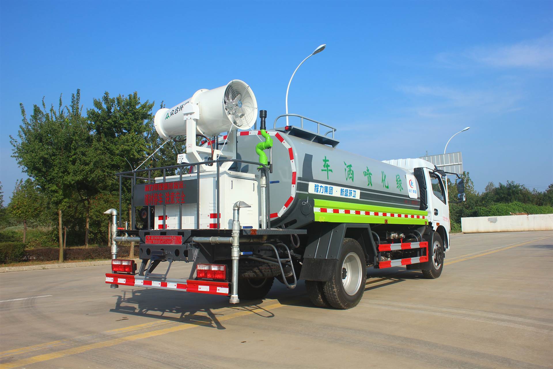 國六8噸灑水車 東風(fēng)灑水車與環(huán)衛(wèi)消防車的卓越制造商——程力集團(tuán)
